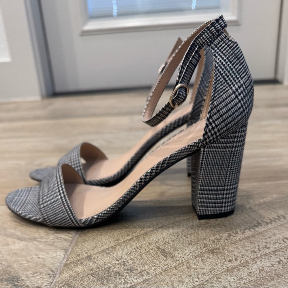 Kelly & Katie Gray Cream Heels Elegant Design